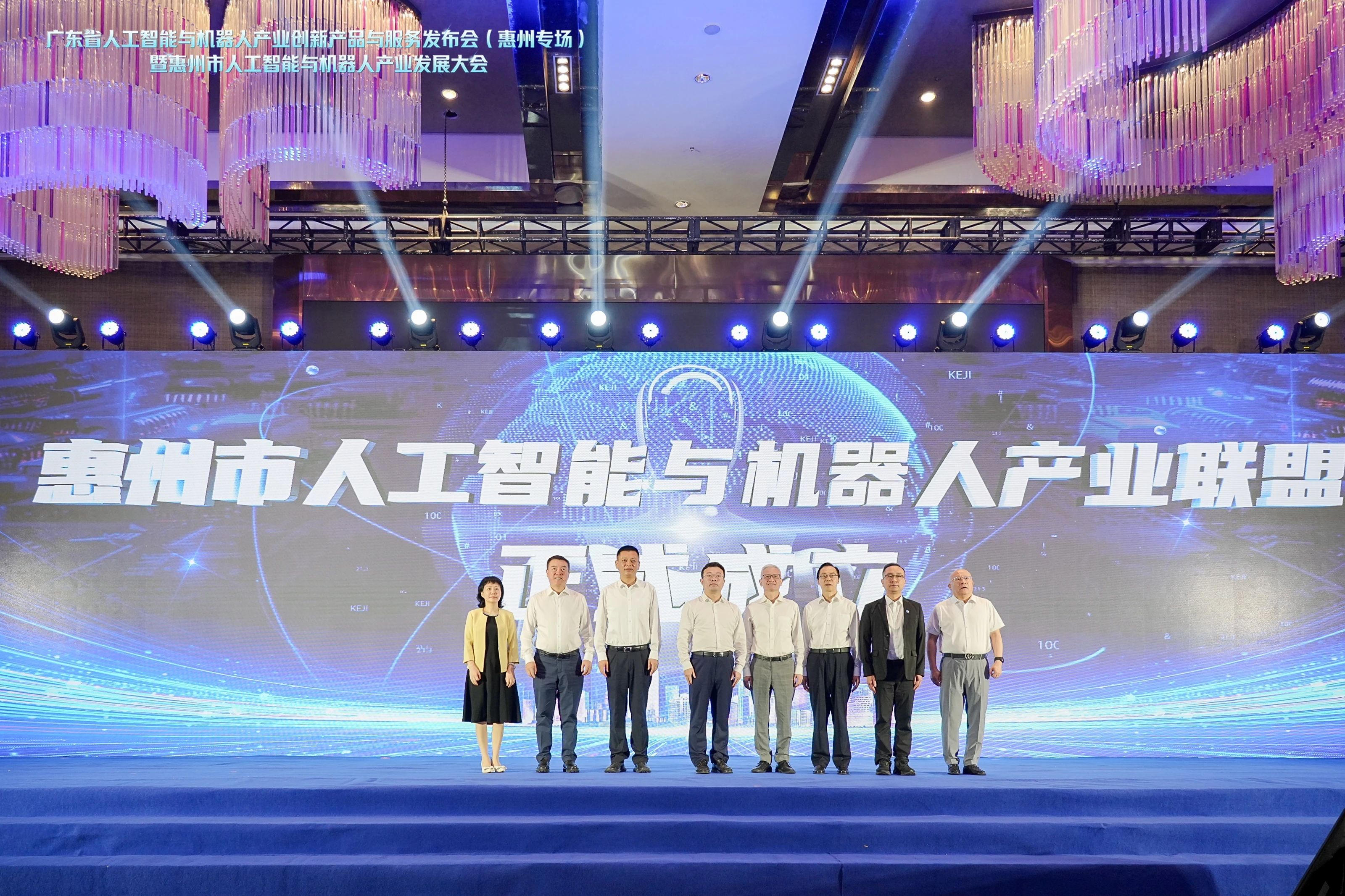 陳董受邀參加惠州市人工智能與機器人產業(yè)發(fā)展大會并作“擁抱 AI 奔向未來”主題分享